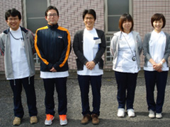 介護施設のスタッフ5名が並んで立つ集合写真